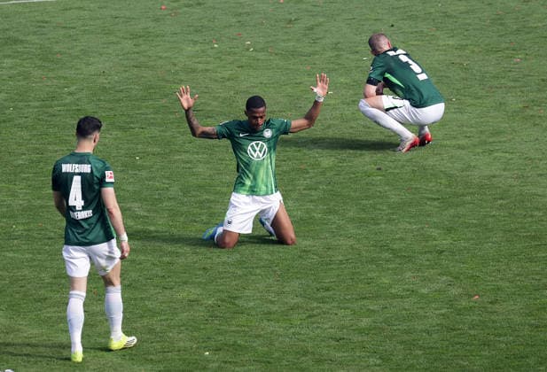 Konstantinos Koulierakis (VfL Wolfsburg), Jeanuel Belocian (VfL Wolfsburg), Denis Vavro (VfL Wolfsburg) nach Abpfiff Fussball, 1.BL, Saison 2025 2026, Herren, FC St.Pauli gegen VfL Wolfsburg, 34.Spieltag , 1-3 Wolfsburg damit in der Relegation und St Pauli ist abgestiegen DFL REGULATIONS PROHIBIT ANY USE OF PHOTOGRAPHS AS IMAGE SEQUENCES AND OR QUASI-VIDEO.