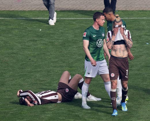 Jackson Irvine (FC St. Pauli) enttaeuscht Fussball, 1.BL, Saison 2025 2026, Herren, FC St.Pauli gegen VfL Wolfsburg, 34.Spieltag , 1-3 Wolfsburg damit in der Relegation und St Pauli ist abgestiegen DFL REGULATIONS PROHIBIT ANY USE OF PHOTOGRAPHS AS IMAGE SEQUENCES AND OR QUASI-VIDEO.