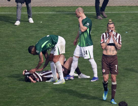Jackson Irvine (FC St. Pauli) enttaeuscht Fussball, 1.BL, Saison 2025 2026, Herren, FC St.Pauli gegen VfL Wolfsburg, 34.Spieltag , 1-3 Wolfsburg damit in der Relegation und St Pauli ist abgestiegen DFL REGULATIONS PROHIBIT ANY USE OF PHOTOGRAPHS AS IMAGE SEQUENCES AND OR QUASI-VIDEO.