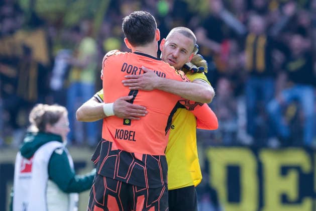 Torhueter Gregor Kobel (Borussia Dortmund) und Waldemar Anton (Borussia Dortmund) jubeln, Bundesliga, SV Werder Bremen v Borussia Dortmund, Weserstadion am 16. May 2026 in Bremen, Deutschland. (Foto von Marco Steinbrenner DeFodi Images) Torhueter Gregor Kobel (Borussia Dortmund) und Waldemar Anton (Borussia Dortmund) cheer, Bundesliga, SV Werder Bremen v Borussia Dortmund, Weserstadion, May 16, 2026 in Bremen, Germany. (Photo by Marco Steinbrenner DeFodi Images) DFL regulations prohibit any use of photographs as image sequences and or quasi-video. -