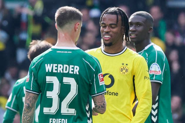 Marco Friedl (Werder Bremen) und Carney Chukwuemeka (Borussia Dortmund) unterhalten sich, Bundesliga, SV Werder Bremen v Borussia Dortmund, Weserstadion am 16. May 2026 in Bremen, Deutschland. (Foto von Marco Steinbrenner DeFodi Images) Marco Friedl (Werder Bremen) und Carney Chukwuemeka (Borussia Dortmund) talk together, Bundesliga, SV Werder Bremen v Borussia Dortmund, Weserstadion, May 16, 2026 in Bremen, Germany. (Photo by Marco Steinbrenner DeFodi Images) DFL regulations prohibit any use of photographs as image sequences and or quasi-video. -