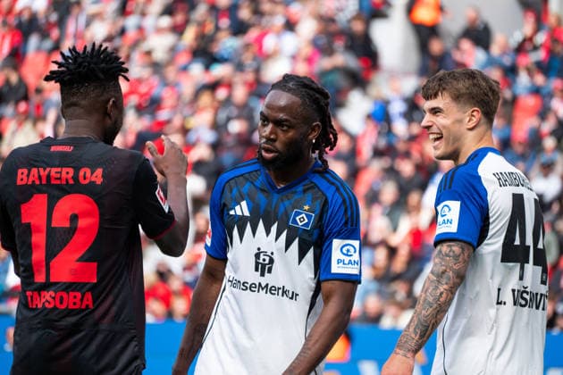 Deutschland: Bundesliga 2025 2026 - Bayer 04 Leverkusen vs Hamburger SV - 34. Spieltag - Bay Arena-Stadion (Leverkusen): Gesichtsausdruck, Emotionen Luka Vu?kovi? (Hamburger SV, 44) Edmond Tapsoba (Bayer 04 Leverkusen, 12) Copyright: xOrhanxHabashx