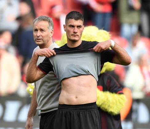 16.05.2026, xophax, Fussball 1.Bundesliga, Bayer 04 Leverkusen - Hamburger SV Trainer Kasper Hjulmand und Patrick Schick (beide Bayer 04 ) nach der verpassten Qulifikation für die Champions League. (DFL DFB REGULATIONS PROHIBIT ANY USE OF PHOTOGRAPHS as IMAGE SEQUENCES and or QUASI-VIDEO) Leverkusen