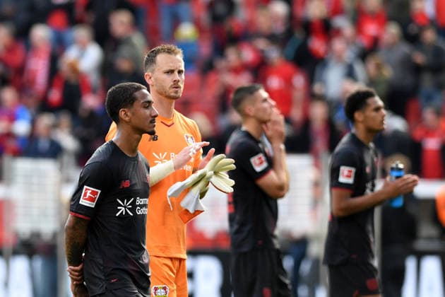 Arthur (Bayer 04 Leverkusen) und Torwart Mark Flekken (Bayer 04 Leverkusen) schauen waehrend des Spiels der Bundesliga zwischen Bayer 04 Leverkusen und dem Hamburger SV, BayArena am 16. May 2026 in Leverkusen, Deutschland. (Foto von Ralf Treese DeFodi Images) +++ Arthur (Bayer 04 Leverkusen) und Torwart Mark Flekken (Bayer 04 Leverkusen) look on during the Bundesliga match between Bayer 04 Leverkusen and Hamburger SV at BayArena on May 16, 2026 in Leverkusen, Germany. (Photo by Ralf Treese DeFodi Images) DFL regulations prohibit any use of photographs as image sequences and or quasi-video. (Photo by Ralf Treese DeFodi Images) -