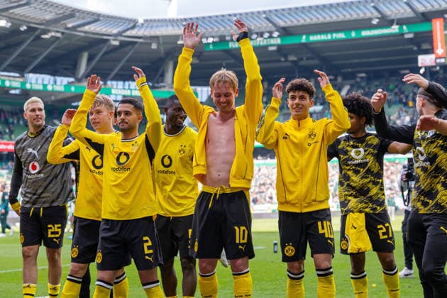 16.05.2026, 34. Spieltag in der 1. Fussball Bundesliga, SV Werder Bremen - Borussia Dortmund. Julian Brandt (Borussia Dortmund) bedankt und verabschiedet sich bei den Fans. Bremen Weserstadion Bremen Deutschland xRHR-FOTO DEx Copyright: DennisxEwert RHR-FOTOx RHR-FOTO DE