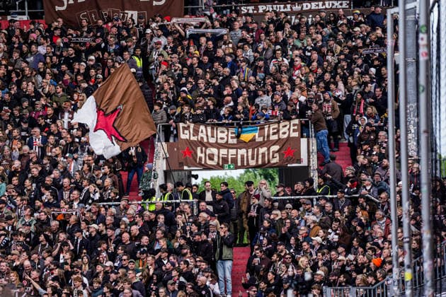 Deutschland: Fußball Bundesliga 2025 26, 34. Spieltag FC St. Pauli vs VfL Wolfsburg Millerntor-Stadion (Hamburg): Fans, gegengerade, Banner: Glaube, Liebe, Hoffnung Copyright: xStefanxTrochax