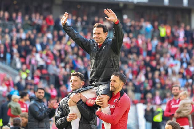 Maximilian Eggestein (SC Freiburg, 08), Nicolas Höfler, Hofler (SC Freiburg, 27) und Christian Günter, Gunter (SC Freiburg, 30) nach dem Spiel , Deutschland, Fussball, 1. Bundesliga, 34.Spieltag, 2025 2026, SC Freiburg vs. RB Leipzig, 16.05.2026, Freiburg im Breisgau Europa-Park Stadion Baden-Württemberg Deutschland Copyright: xGrantxHubbsx