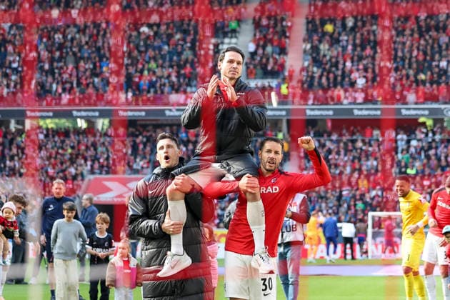 Maximilian Eggestein (SC Freiburg, 08), Nicolas Höfler, Hofler (SC Freiburg, 27) und Christian Günter, Gunter (SC Freiburg, 30) nach dem Spiel , Deutschland, Fussball, 1. Bundesliga, 34.Spieltag, 2025 2026, SC Freiburg vs. RB Leipzig, 16.05.2026, Freiburg im Breisgau Europa-Park Stadion Baden-Württemberg Deutschland Copyright: xGrantxHubbsx