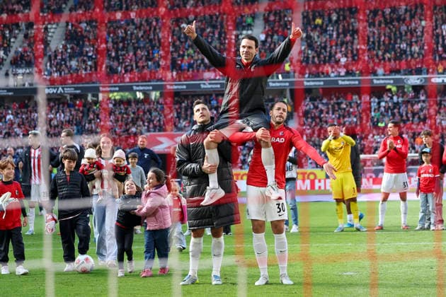 Maximilian Eggestein (SC Freiburg, 08), Nicolas Höfler, Hofler (SC Freiburg, 27) und Christian Günter, Gunter (SC Freiburg, 30) nach dem Spiel , Deutschland, Fussball, 1. Bundesliga, 34.Spieltag, 2025 2026, SC Freiburg vs. RB Leipzig, 16.05.2026, Freiburg im Breisgau Europa-Park Stadion Baden-Württemberg Deutschland Copyright: xGrantxHubbsx