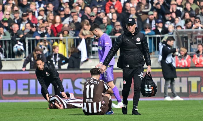 GER; 1. FBL, FC St. Pauli vs VfL Wolfsburg 16.05.2026, GER; 1. FBL, FC St. Pauli vs VfL Wolfsburg im Bild Die Spieler von Pauli lassen nach der Niederlage die Koepfe haengen