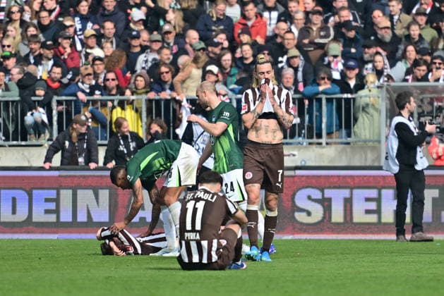 GER; 1. FBL, FC St. Pauli vs VfL Wolfsburg 16.05.2026, GER; 1. FBL, FC St. Pauli vs VfL Wolfsburg im Bild Die Spieler von Pauli lassen nach der Niederlage die Koepfe haengen