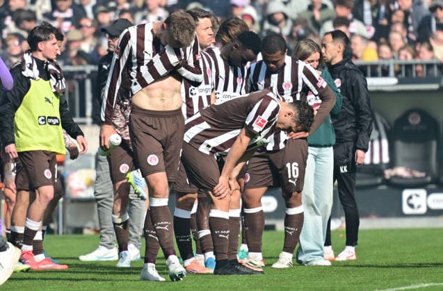 GER; 1. FBL, FC St. Pauli vs VfL Wolfsburg 16.05.2026, GER; 1. FBL, FC St. Pauli vs VfL Wolfsburg im Bild Die Spieler von Pauli lassen nach der Niederlage die Koepfe haengen