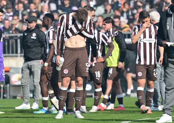 GER; 1. FBL, FC St. Pauli vs VfL Wolfsburg 16.05.2026, GER; 1. FBL, FC St. Pauli vs VfL Wolfsburg im Bild Die Spieler von Pauli lassen nach der Niederlage die Koepfe haengen