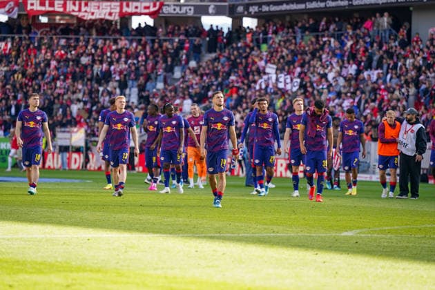 Deutschland: Fussball Bundesliga 2025 - 2026, 34. Spieltag - SC Freiburg vs RB Leipzig - Europa-Park-Stadion (Freiburg): Mannschaftsfoto, Totale, Leipzig nach Abpfiff, Niederlage auf dem Weg zu den Gästefans Copyright: xJOERANxSTEINSIEKx