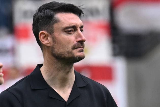 16.05.2026, xjhx, Fussball 1.Bundesliga, Eintracht Frankfurt - VfB Stuttgart v.l. Trainer Albert Riera (Eintracht Frankfurt) Enttäuscht, traurig, frustriert, ratlos, (DFL DFB REGULATIONS PROHIBIT ANY USE OF PHOTOGRAPHS as IMAGE SEQUENCES and or QUASI-VIDEO) Frankfurt am Main *** 16 05 2026, xjhx, Soccer 1 Bundesliga, Eintracht Frankfurt VfB Stuttgart v l Coach Albert Riera Eintracht Frankfurt Disappointed, sad, frustrated, helpless, DFL DFB REGULATIONS PROHIBIT ANY USE OF PHOTOGRAPHS as IMAGE SEQUENCES and or QUASI VIDEO Frankfurt am Main