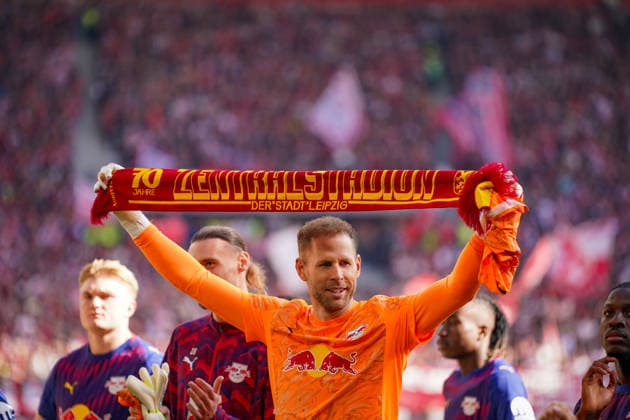 Deutschland: Fussball Bundesliga 2025 - 2026, 34. Spieltag - SC Freiburg vs RB Leipzig - Europa-Park-Stadion (Freiburg): RB-Leipzig-Torwart PÃ ter Gulacsi Peter Gulacsi hält nach dem Bundesliga-Spiel einen Schal mit der Aufschrift 70 Jahre Zentralstadion der Stadt Leipzig in die Höhe. Spieler von RB Leipzig vor dem Gästeblock im Europa-Park-Stadion, Auswärtsmannschaft, Fußballfans, Bundesliga, Vereinsgeschichte, Leipziger Fußballtradition, Stadionatmosphäre, Sportevent, Deutschland. Copyright: xJOERANxSTEINSIEKx