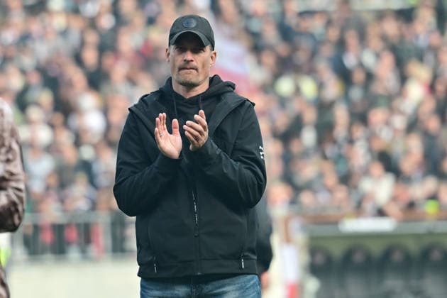 GER; 1. FBL, FC St. Pauli vs VfL Wolfsburg 16.05.2026, GER; 1. FBL, FC St. Pauli vs VfL Wolfsburg im Bild Die Spieler von Pauli lassen mit Trainer Alexander Blessin (Pauli 25_26) nach der Niederlage die Koepfe haengen