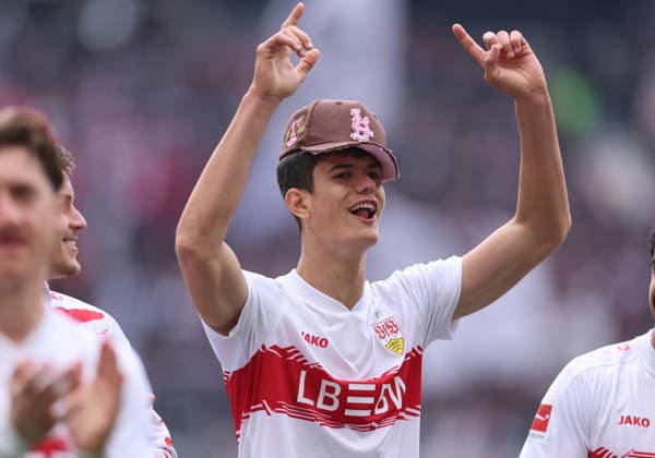 16.05.2026, Fussball Bundesliga, Eintracht Frankfurt - VfB Stuttgart, v.l., Chema Andres (VfB Stuttgart) jubelnd bejubelt jubelt jubeln celebrate DFL DFB REGULATIONS PROHIBIT ANY USE OF PHOTOGRAPHS AS IMAGE SEQUENCES AND OR QUASI-VIDEO. xdcx Copyright: HMBxMedia Claus