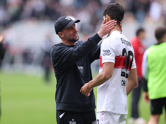 16.05.2026, Fussball Bundesliga, Eintracht Frankfurt - VfB Stuttgart, v.l., Trainer Sebastian Hoeneß (VfB Stuttgart) mit Chema Andres (VfB Stuttgart) nach dem Spiel DFL DFB REGULATIONS PROHIBIT ANY USE OF PHOTOGRAPHS AS IMAGE SEQUENCES AND OR QUASI-VIDEO. xdcx Copyright: HMBxMedia Claus