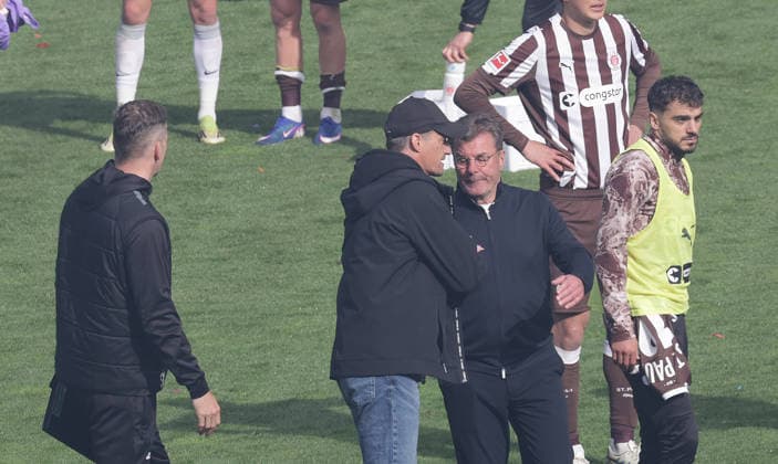 Trainer Alexander Blessin (FC St. Pauli) und Trainer Dieter Hecking (VfL Wolfsburg) nach Abpfiff Fussball, 1.BL, Saison 2025 2026, Herren, FC St.Pauli gegen VfL Wolfsburg, 34.Spieltag , 1-3 Wolfsburg damit in der Relegation und St Pauli ist abgestiegen DFL REGULATIONS PROHIBIT ANY USE OF PHOTOGRAPHS AS IMAGE SEQUENCES AND OR QUASI-VIDEO.