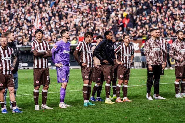 Deutschland: Fußball Bundesliga 2025 26, 34. Spieltag FC St. Pauli vs VfL Wolfsburg Millerntor-Stadion (Hamburg): Mannschaft Fc St. Pauli wird von Fans verabschiedet Copyright: xStefanxTrochax