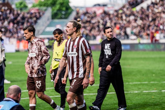 Deutschland: Fußball Bundesliga 2025 26, 34. Spieltag FC St. Pauli vs VfL Wolfsburg Millerntor-Stadion (Hamburg): Jackson Irvine (FC St. Pauli, 7), niedergeschlagen Copyright: xStefanxTrochax