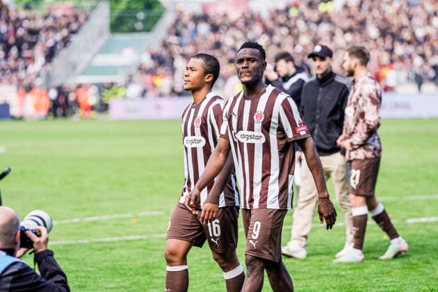Deutschland: Fußball Bundesliga 2025 26, 34. Spieltag FC St. Pauli vs VfL Wolfsburg Millerntor-Stadion (Hamburg): Joel Chima Fujita (FC St. Pauli, 16), Abdoulie Ceesay (FC St. Pauli, 9) verlassen den Platz und die 1.Bundesliga Copyright: xStefanxTrochax
