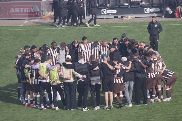 Trainer Alexander Blessin (FC St. Pauli) spricht im Kreis zum Team Fussball, 1.BL, Saison 2025 2026, Herren, FC St.Pauli gegen VfL Wolfsburg, 34.Spieltag , 1-3 Wolfsburg damit in der Relegation und St Pauli ist abgestiegen DFL REGULATIONS PROHIBIT ANY USE OF PHOTOGRAPHS AS IMAGE SEQUENCES AND OR QUASI-VIDEO.