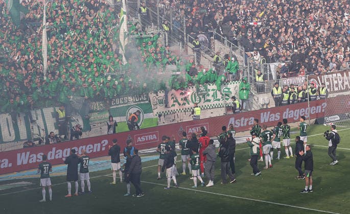 Die Wolfsburger Fans feiern ihr Team Fussball, 1.BL, Saison 2025 2026, Herren, FC St.Pauli gegen VfL Wolfsburg, 34.Spieltag , 1-3 Wolfsburg damit in der Relegation und St Pauli ist abgestiegen DFL REGULATIONS PROHIBIT ANY USE OF PHOTOGRAPHS AS IMAGE SEQUENCES AND OR QUASI-VIDEO.