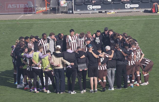 Trainer Alexander Blessin (FC St. Pauli) spricht im Kreis zum Team Fussball, 1.BL, Saison 2025 2026, Herren, FC St.Pauli gegen VfL Wolfsburg, 34.Spieltag , 1-3 Wolfsburg damit in der Relegation und St Pauli ist abgestiegen DFL REGULATIONS PROHIBIT ANY USE OF PHOTOGRAPHS AS IMAGE SEQUENCES AND OR QUASI-VIDEO.