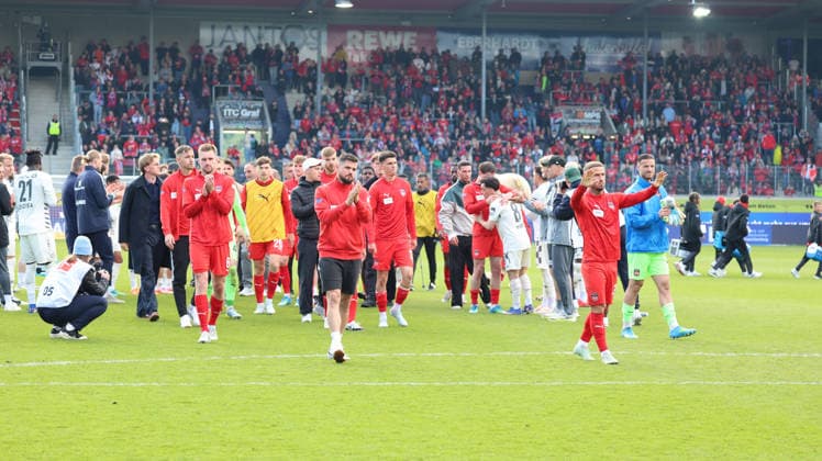 16.05.2026, xrekx, Fussball 1.Bundesliga, 1.FC Heidenheim - FSV Mainz 05 v.l. FC Heidenheim bedankt bedanken sich bei den Fans, the player thanks the fans for their support Mainz 05 steht Spalier (DFL DFB REGULATIONS PROHIBIT ANY USE OF PHOTOGRAPHS as IMAGE SEQUENCES and or QUASI-VIDEO) Heidenheim