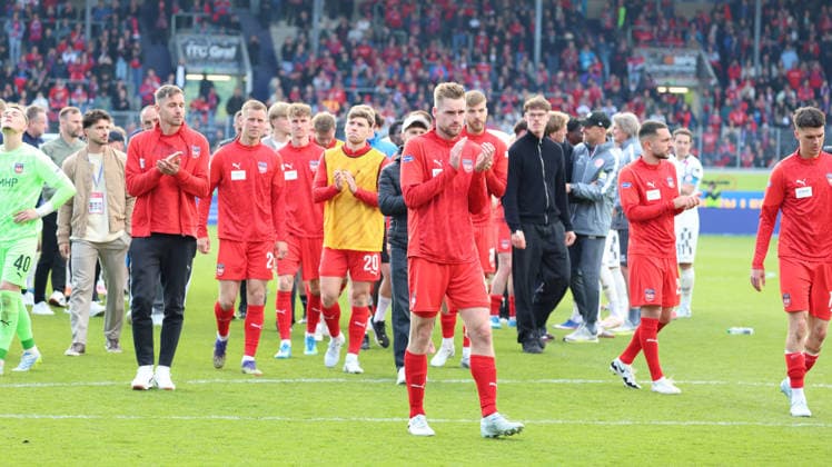 16.05.2026, xrekx, Fussball 1.Bundesliga, 1.FC Heidenheim - FSV Mainz 05 v.l. FC Heidenheim bedankt bedanken sich bei den Fans, the player thanks the fans for their support Mainz 05 steht Spalier Patrick Mainka (1.FC Heidenheim 1846) (DFL DFB REGULATIONS PROHIBIT ANY USE OF PHOTOGRAPHS as IMAGE SEQUENCES and or QUASI-VIDEO) Heidenheim