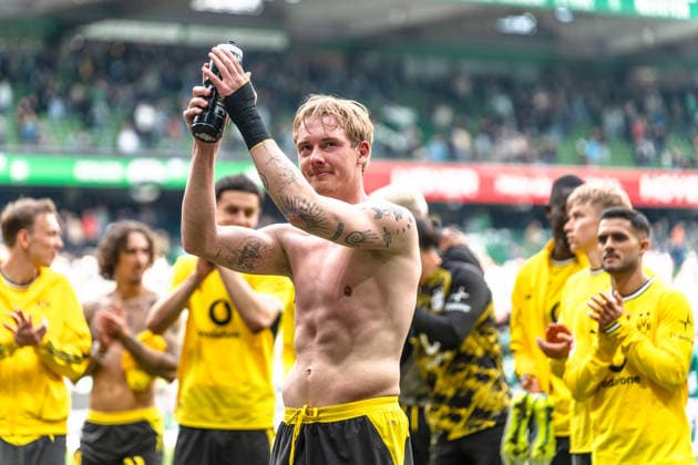 Deutschland: Bundesliga 2025 2026 34. Spieltag, SV Werder Bremen vs. Borussia Dortmund Samstag, 16.05.2026 Weserstadion, Bremen Julian Brandt (Borussia Dortmund, 10) emotionaler Abschied vor den Fans Copyright: xCelinaxLeiersx
