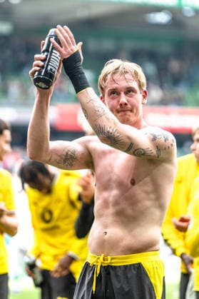 Deutschland: Bundesliga 2025 2026 34. Spieltag, SV Werder Bremen vs. Borussia Dortmund Samstag, 16.05.2026 Weserstadion, Bremen Julian Brandt (Borussia Dortmund, 10) emotionaler Abschied vor den Fans Copyright: xCelinaxLeiersx