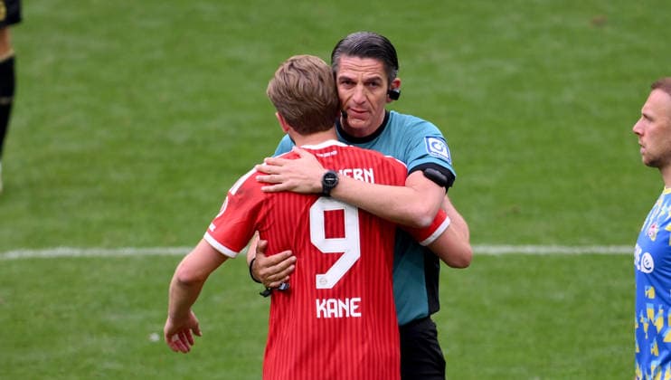 Fussball 1. Bundesliga Saison 2025 2026 34. Spieltag FC Bayern Muenchen - 1. FC Koeln 16.05.2026 Harry Kane (FC Bayern Muenchen) mit Schiedsrichter Deniz Aytekin bei seinem letztem Spiel