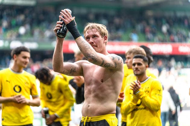 Deutschland: Bundesliga 2025 2026 34. Spieltag, SV Werder Bremen vs. Borussia Dortmund Samstag, 16.05.2026 Weserstadion, Bremen Julian Brandt (Borussia Dortmund, 10) emotionaler Abschied vor den Fans Copyright: xCelinaxLeiersx