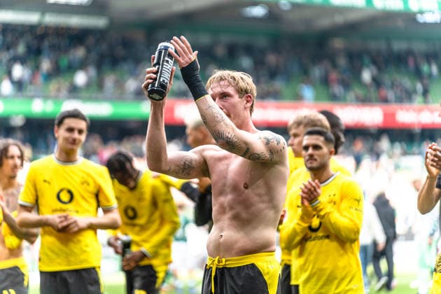 Deutschland: Bundesliga 2025 2026 34. Spieltag, SV Werder Bremen vs. Borussia Dortmund Samstag, 16.05.2026 Weserstadion, Bremen Julian Brandt (Borussia Dortmund, 10) emotionaler Abschied vor den Fans Copyright: xCelinaxLeiersx