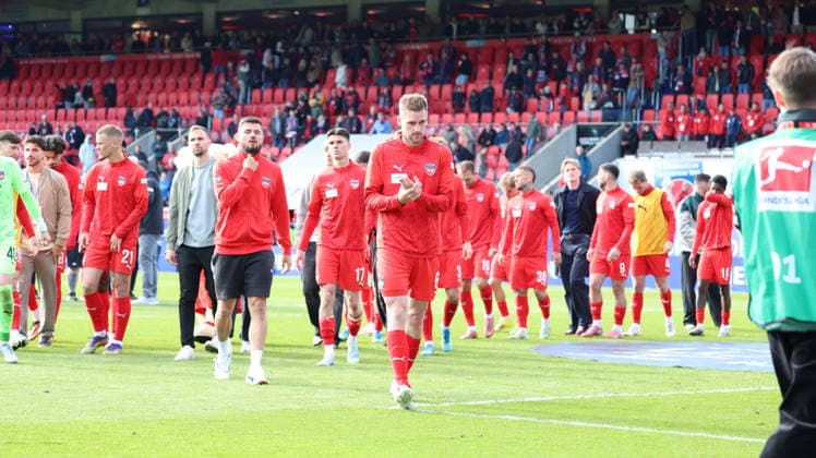 16.05.2026, xrekx, Fussball 1.Bundesliga, 1.FC Heidenheim - FSV Mainz 05 v.l. Patrick Mainka (1.FC Heidenheim 1846) bedankt bedanken sich bei den Fans, the player thanks the fans for their support (DFL DFB REGULATIONS PROHIBIT ANY USE OF PHOTOGRAPHS as IMAGE SEQUENCES and or QUASI-VIDEO) Heidenheim