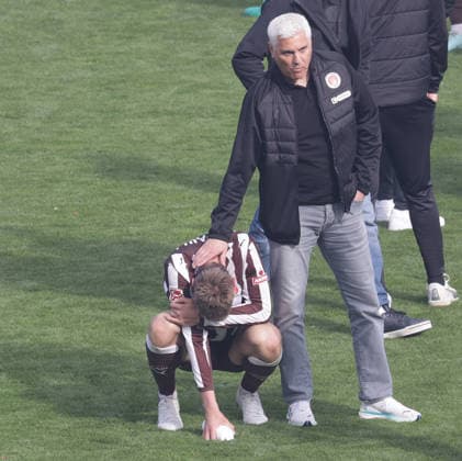 Sportchef Andreas Bornemann (FC St. Pauli) troestet Hauke Wahl (FC St. Pauli) Fussball, 1.BL, Saison 2025 2026, Herren, FC St.Pauli gegen VfL Wolfsburg, 34.Spieltag , 1-3 Wolfsburg damit in der Relegation und St Pauli ist abgestiegen DFL REGULATIONS PROHIBIT ANY USE OF PHOTOGRAPHS AS IMAGE SEQUENCES AND OR QUASI-VIDEO.