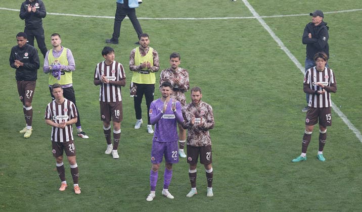 Torhueter Nikola Vasilj (FC St. Pauli) verabschiedet sich von den Fans Fussball, 1.BL, Saison 2025 2026, Herren, FC St.Pauli gegen VfL Wolfsburg, 34.Spieltag , 1-3 Wolfsburg damit in der Relegation und St Pauli ist abgestiegen DFL REGULATIONS PROHIBIT ANY USE OF PHOTOGRAPHS AS IMAGE SEQUENCES AND OR QUASI-VIDEO.