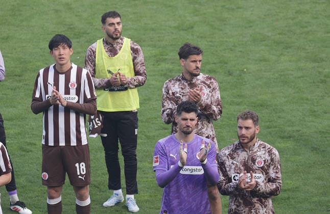 Torhueter Nikola Vasilj (FC St. Pauli) verabschiedet sich von den Fans Fussball, 1.BL, Saison 2025 2026, Herren, FC St.Pauli gegen VfL Wolfsburg, 34.Spieltag , 1-3 Wolfsburg damit in der Relegation und St Pauli ist abgestiegen DFL REGULATIONS PROHIBIT ANY USE OF PHOTOGRAPHS AS IMAGE SEQUENCES AND OR QUASI-VIDEO.