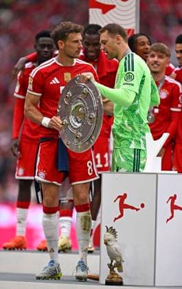16.05.2026, Fussball Bundesliga 2025 2026, 34.Spieltag, FC Bayern München - 1.FC Köln, in der Allianz-Arena München, Leon Goretzka (FC Bayern München) hält als erstes die Schale in die Höhe, das bestimmt hier Torwart Manuel Neuer (FC Bayern München)