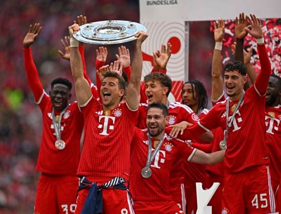 16.05.2026, Fussball Bundesliga 2025 2026, 34.Spieltag, FC Bayern München - 1.FC Köln, in der Allianz-Arena München, Leon Goretzka (FC Bayern München) hält als erstes die Schale in die Höhe,
