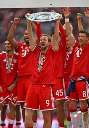 16.05.2026, Fussball Bundesliga 2025 2026, 34.Spieltag, FC Bayern München - 1.FC Köln, in der Allianz-Arena München, Harry Kane (FC Bayern München) mit der Schale