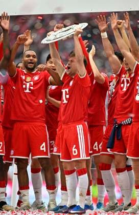 16.05.2026, Fussball Bundesliga 2025 2026, 34.Spieltag, FC Bayern München - 1.FC Köln, in der Allianz-Arena München, Joshua Kimmich (FC Bayern München) hält die Schale nach oben,v.l. Jonathan Tah (FC Bayern München), Min-jae Kim (Bayern München, Minjae Kim), Joshua Kimmich (FC Bayern München)