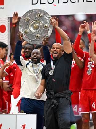16.05.2026, Fussball Bundesliga 2025 2026, 34.Spieltag, FC Bayern München - 1.FC Köln, in der Allianz-Arena München, Trainer Vincent Kompany (FC Bayern München) hält die Schale nach oben, ***DFL and DFB regulations prohibit any use of photographs as image sequences and or quasi-video.*** *** 16 05 2026, Fußball Bundesliga 2025 2026, 34 Spieltag, FC Bayern München 1 FC Köln, in der Allianz Arena München, Trainer Vincent Kompany FC Bayern München hält die Schale nach oben, DFL and DFB regulations prohibit any use of photographs as image sequences and or quasi video