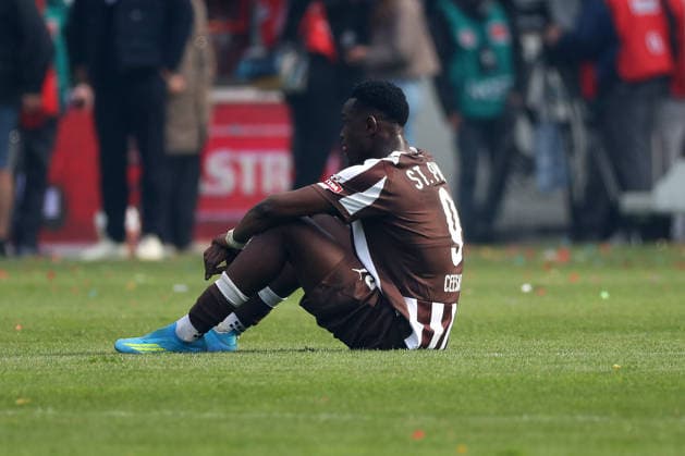 St. Pauli vs. VfL, 1. BL Hamburg, 16.05.2026, Fußball, Herren, Saison 2025 2026, 1. BL, FC St. Pauli vs. VfL Wolfsburg: Spielende, Abdoulie Ceesay (St. Pauli) enttäuscht, traurig, niedergeschlagen, verzweifelt, frust, enttäuschung (DFL DFB REGULATIONS PROHIBIT ANY USE OF PHOTOGRAPHS as IMAGE SEQUENCES and or QUASI-VIDEO) Millerntor-Stadion Deutschland