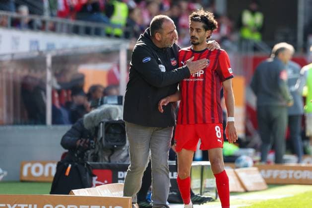 Cheftrainer Frank Schmidt (1FC Heidenheim 1846) klatscht mit Eren Dinkci 8 (1FC Heidenheim 1846) bei dessen Auweschlung ab, 1. FC Heidenheim vs. 1. FSV Mainz 05, Fussball, Maenner, Bundesliga, DFL, Saison 2025 2026, 34. Spieltag, Rueckrunde, 16.05.2026 DFB regulations prohibit any use of photographs as image sequences and or quasi-video Heidenheim Baden-Wuerttemberg Deutschland