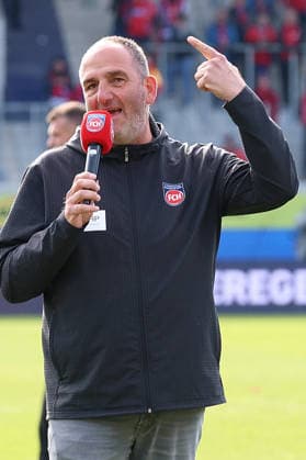 16.05.2026, xrekx, Fussball 1.Bundesliga, 1.FC Heidenheim - FSV Mainz 05 v.l. Frank Schmidt Trainer (1.FC Heidenheim 1846) Ansprache an die Fans bedankt bedanken sich bei den Fans, the player thanks the fans for their support (DFL DFB REGULATIONS PROHIBIT ANY USE OF PHOTOGRAPHS as IMAGE SEQUENCES and or QUASI-VIDEO) Heidenheim