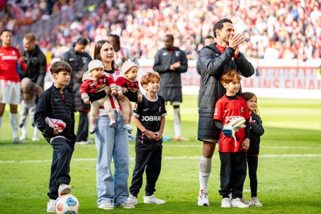 16.05.2026, xdaymx, Fussball 1.Bundesliga, SC Freiburg - RB Leipzig. Nicolas Höfler bei seiner Verabschiedung mit seiner Familie. Er bedankt sich vor der Heimkurve (DFL DFB REGULATIONS PROHIBIT ANY USE OF PHOTOGRAPHS as IMAGE SEQUENCES and or QUASI-VIDEO) Freiburg